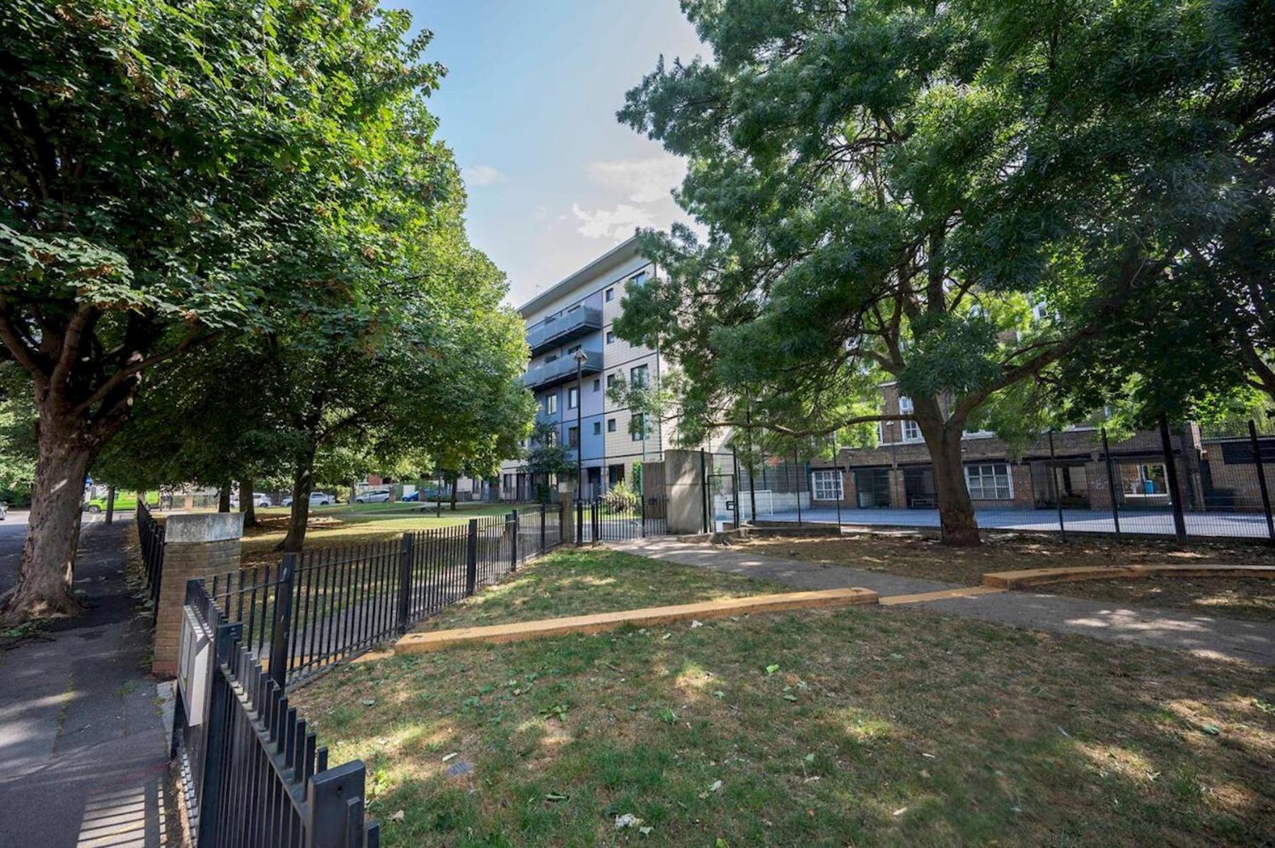 Ac! Serenity, Style In - Mins From Kings X Pass The Keys *