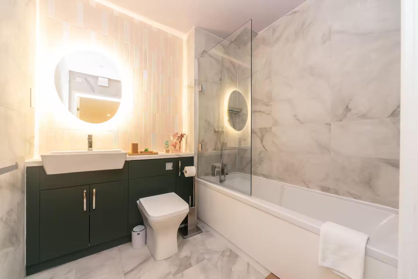 Ac! Serenity, Style In - Mins From Kings X Pass The Keys