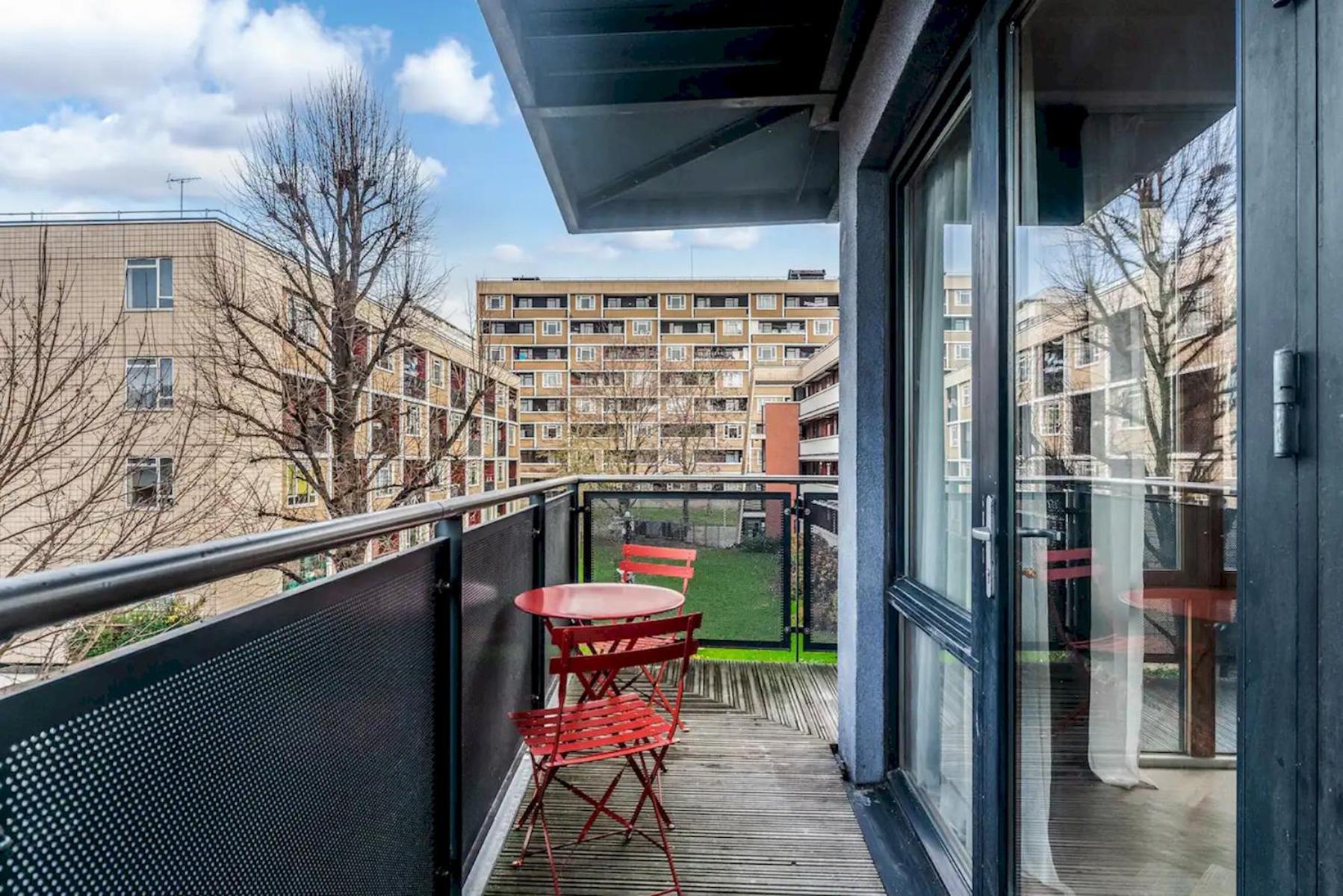 Ac! Serenity, Style In - Mins From Kings X Pass The Keys