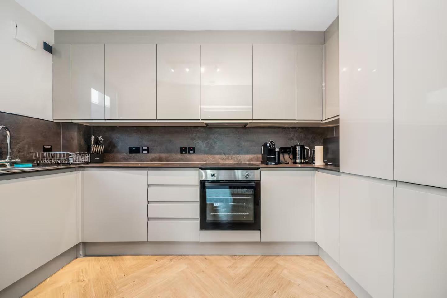 Ac! Serenity, Style In - Mins From Kings X Pass The Keys
